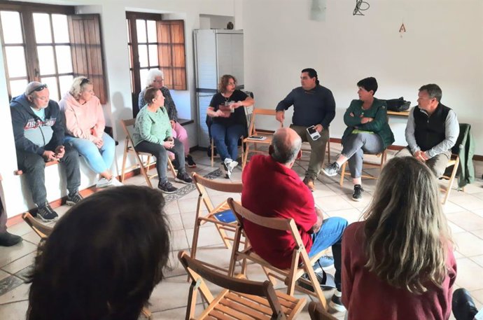 Reunión entre la consejera de Medio Natural del Cabildo de Tenerife, Blanca Pérez, y la asociación de vecinos de Masca para coordinar un plan de acción