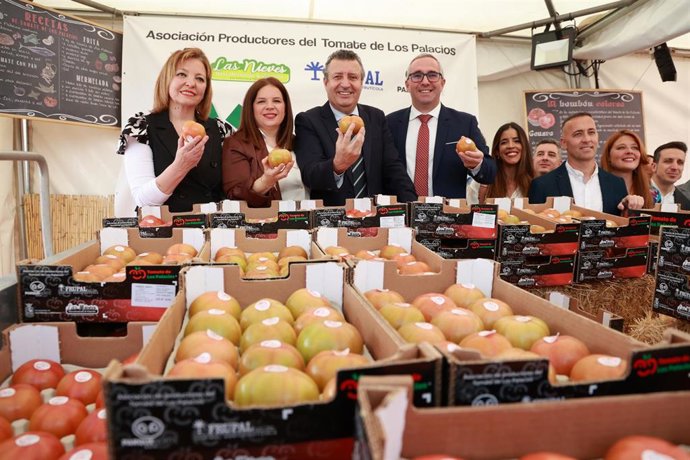 El presidente de la Diputación y el alcalde de Los Palacios en la apertura de la XVIII Feria Agroganadera
