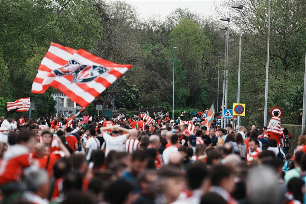 Aficionados del Athletic en el exterior de Lezama