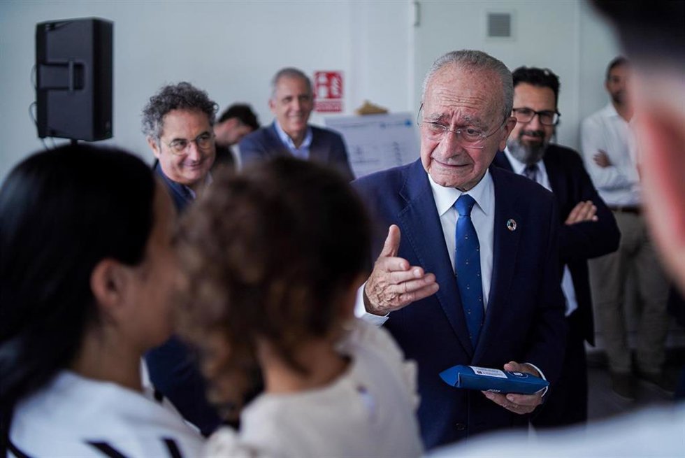 El alcalde de Málaga, Francisco de la Torre, junto a los concejales delegados de Vivienda y Regeneración Urbana y distrito Centro, Francisco Pomares y Francisco Cantos, respectivamente, entrega las viviendas protegidas a jóvenes