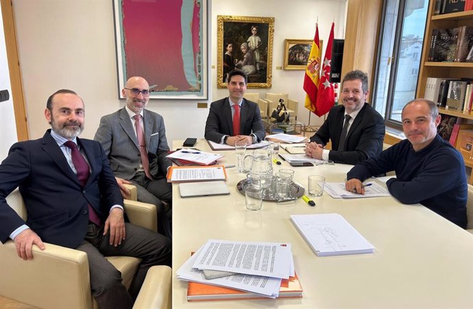 El consejero de Educación, Emilio Viciana (en el centro al fondo), y el de Cultura, Mariano de Paco (fondo derecha) presiden la primera reunión del patronato del Ballet Español.