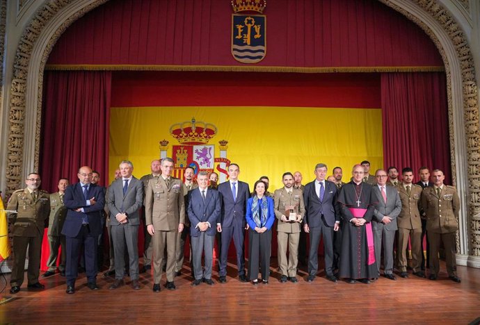 Foto de familia con motivo de la entrega de los premios Sabino Fernández Campos en Capitanía de Sevilla, acto presidido por la ministra de Defensa, Margarita Robles.