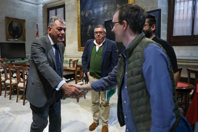 Sanz se reúne con la Asociación de Personas Sordas
