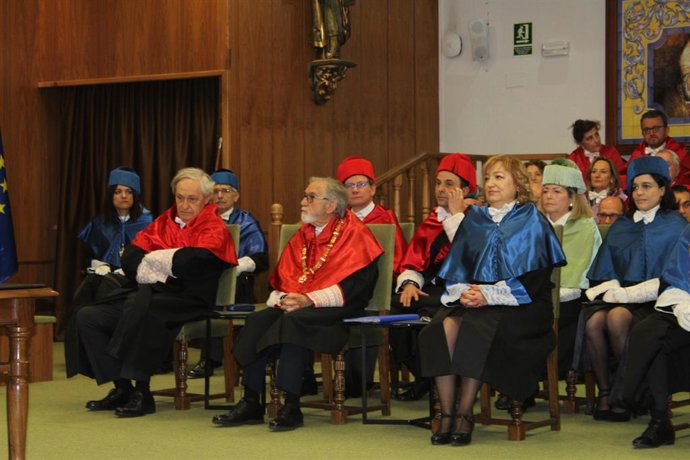 En la primera fila, de izquierda a derecha, los nuevos doctores Honoris Causa por la Universidad de León, Manuel Atienza, Dionisio Llamazares y Laura María Lechuga