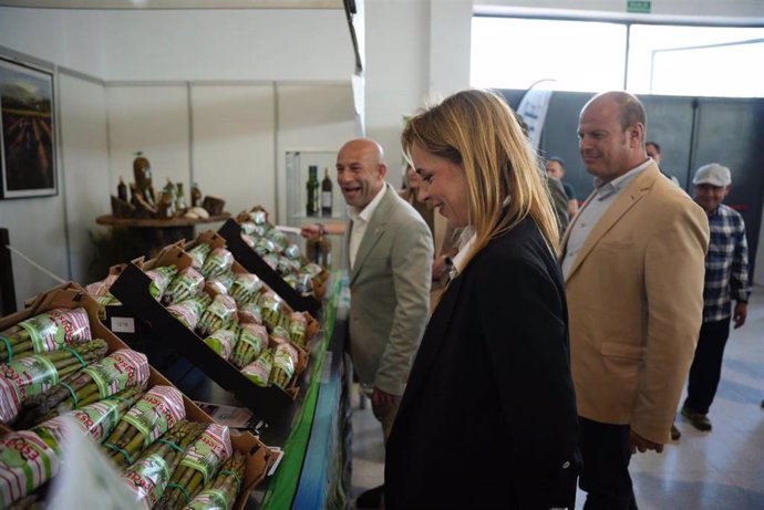 Almundena Martínez, presidenta de la Diputación de Cádiz, el alcalde de Alcalá del Valle, Rafael Aguilera, y el de Sostenibilidad, Óscar Curtido, en uno de los puestos de la Feria del Espárrago.