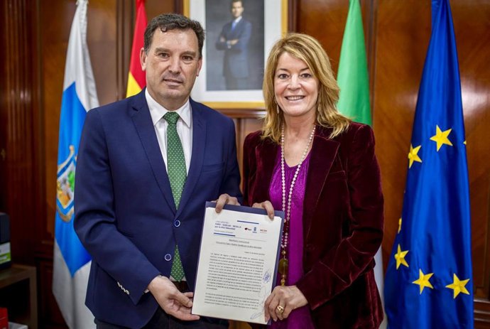 La alcaldesa de Huelva, Pilar Miranda, y el presidente del Puerto de Huelva, Alberto Santana, en la firma de la adhesión del puerto al manifiesto por la línea de la Alta Velocidad.