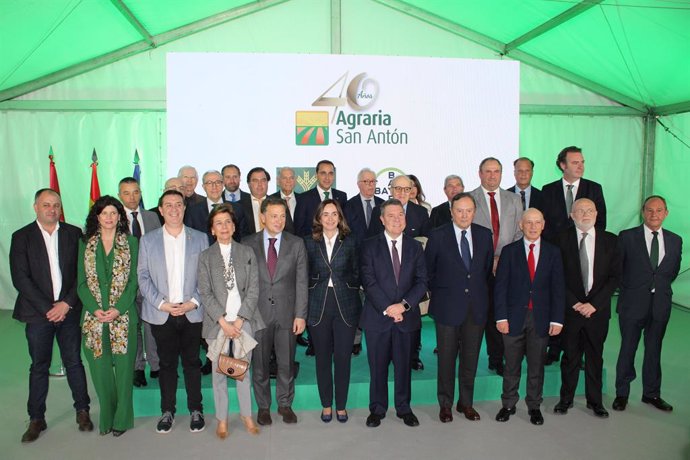 Foto de familia del acto de conmemoración del 40 aniversario de la Cooperativa Agraria San Antón.