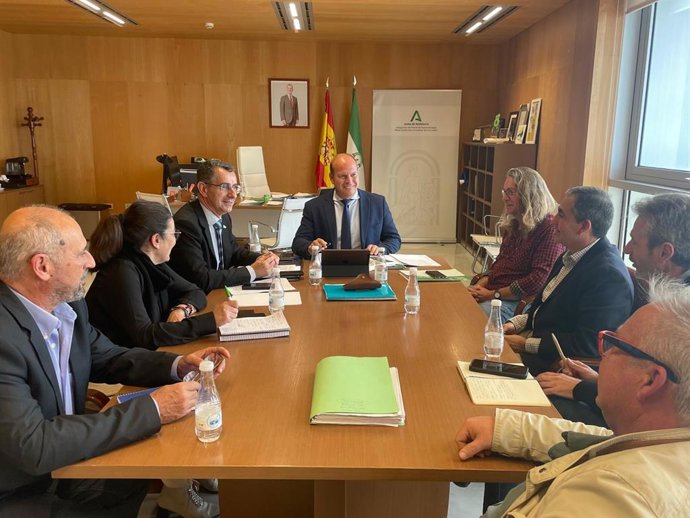 El delegado de Sostenibilidad con el alcalde de Barbate.