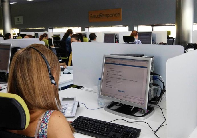Archivo - Imagen del servicio de atención de Salud Responde. 