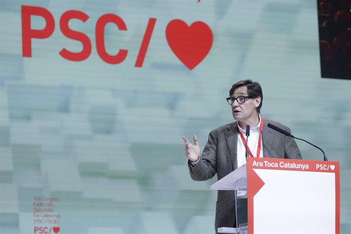 El primer secretario del PSC, Salvador Illa, interviene durante el acto de clausura del 15 Congreso del PSC, en el Palacio de Congresos de Catalunya, a 17 de marzo de 2024, en Barcelona, Catalunya (España).