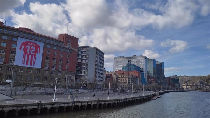 Nubes y claros en Bilbao (archivo)