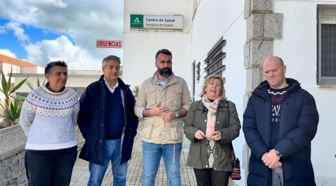 Mayoral (centro), entre Gónzález y Ramírez, ante el Centro de Salud de Hinojosa del Duque.