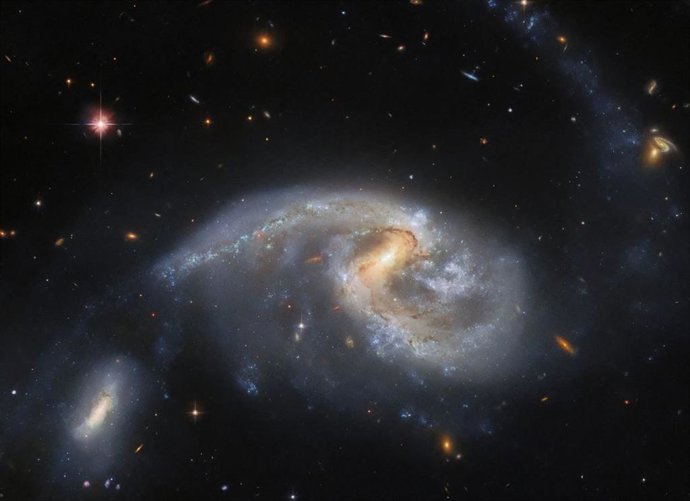 Imagen de Arp 72 tomada por el Hubble