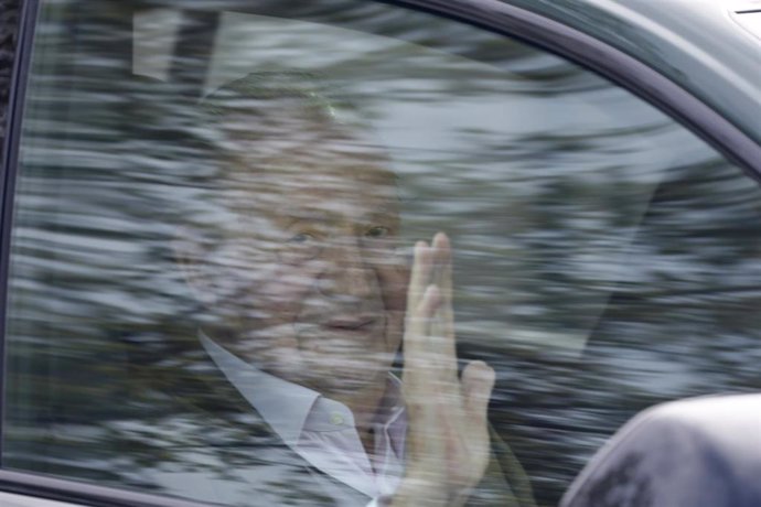 El rey Juan Carlos I saliendo del aeropuerto, a 05 de abril de 2024, en Madrid (España).