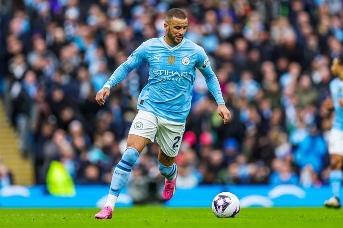 Archivo - El lateral del Manchester City Kyle Walker, en un partido de Premier en el Etihad. 