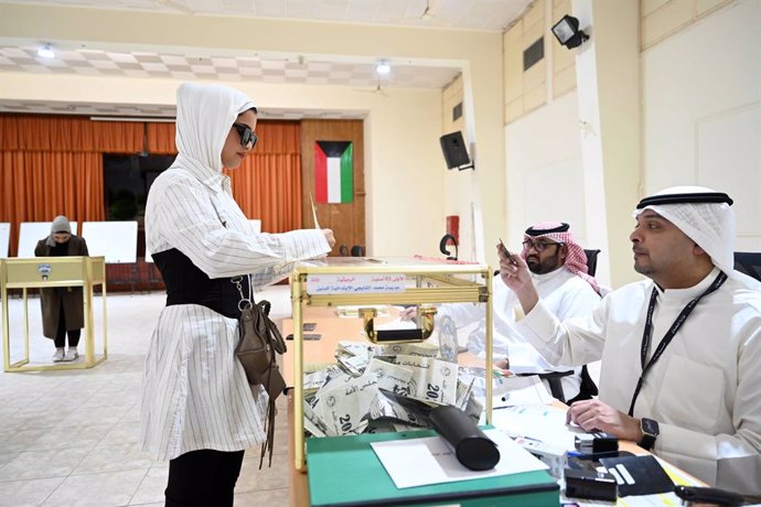 HAWALLI GOVERNORATE, April 4, 2024  -- A woman casts her vote at a polling station in Hawalli Governorate, Kuwait, on April 4, 2024. Kuwaiti voters began casting their ballots on Thursday to elect members of the National Assembly, in the first parliamenta