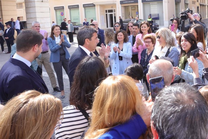 El president de la Generalitat s'ha compromès amb una representació de pares i mares d'aquest centre educatiu a arreglar la situació "aquest mes perquè és de justícia" Gandia.