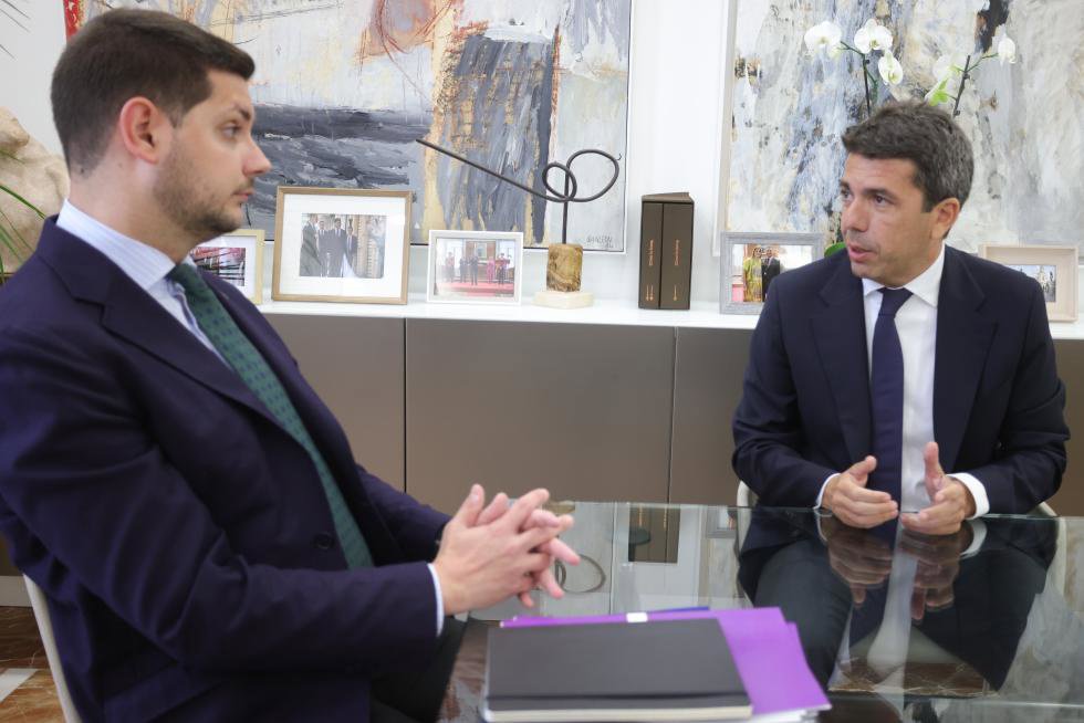 El alcalde de Gandia, Jose Manuel Prieto (izq), y el 'president' de la Generalitat, Carlos Mazón (der)