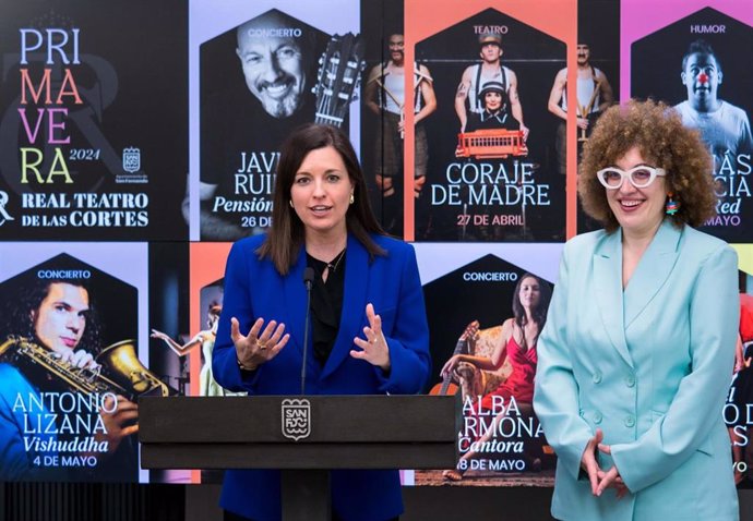 La alcaldesa de San Fernando, Patricia Cavada, y la concejala de Cultura, Pepa Pacheco, presentan la nueva temporada de primavera del Real Teatro de las Cortes.