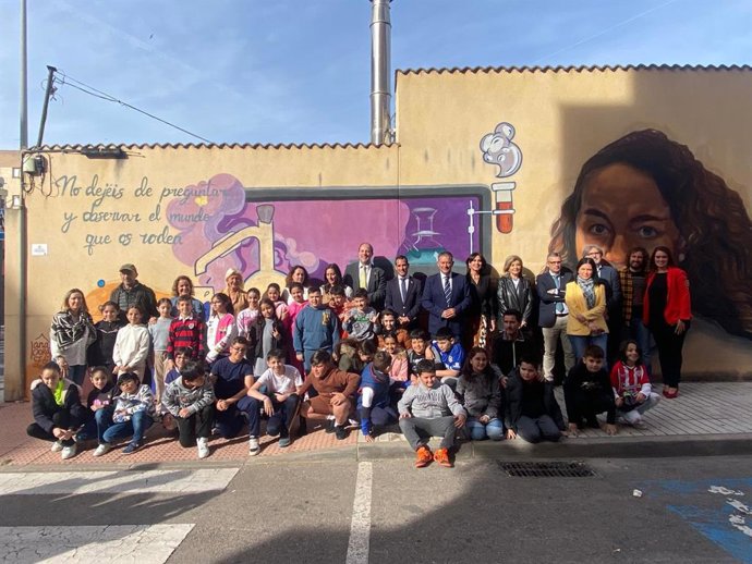 Inauguración del mural dedicado a la investigadora Carmen Martínez.
