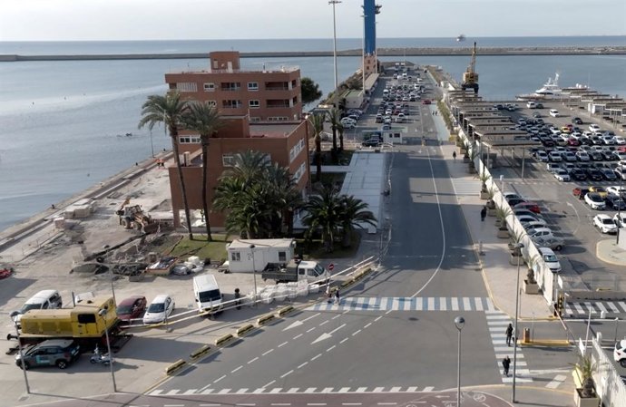 Imagen del Muelle de Levante y la sede de la APA a principios de año