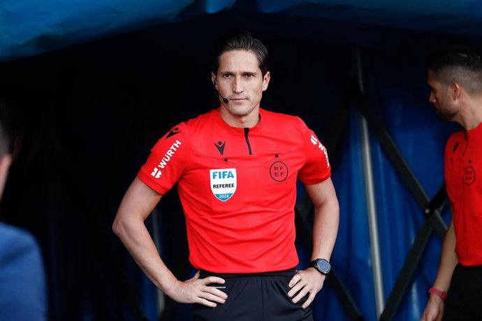 El colegiado andaluz José Luis Munuera Montero antes de un partido de LaLiga EA Sports