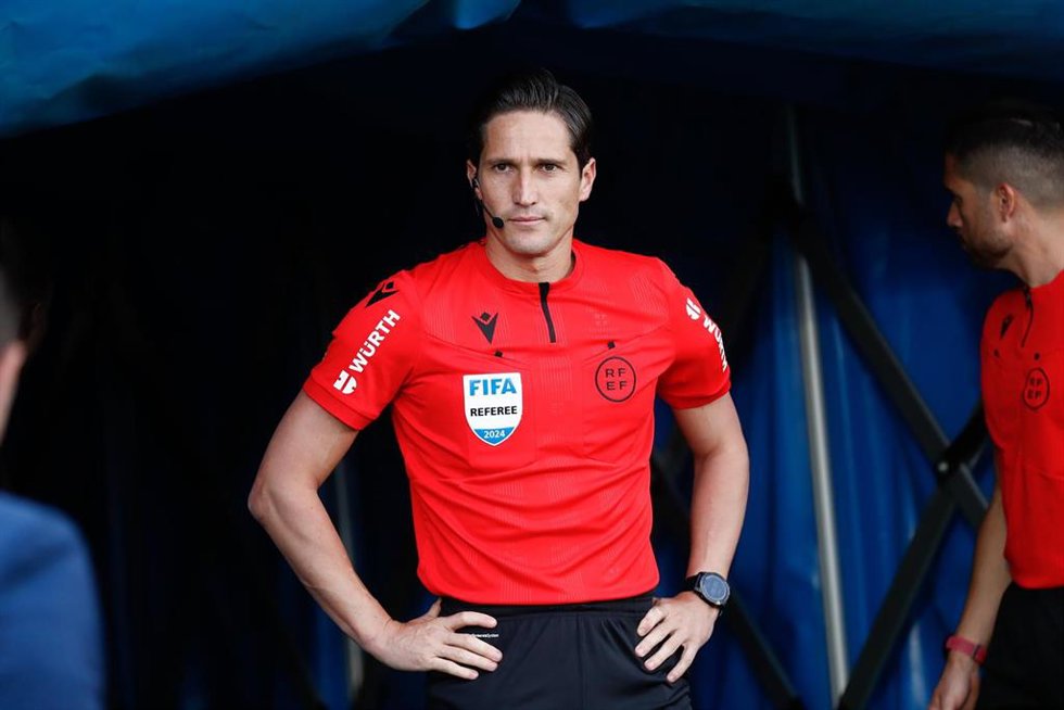 El colegiado andaluz José Luis Munuera Montero antes de un partido de LaLiga EA Sports
