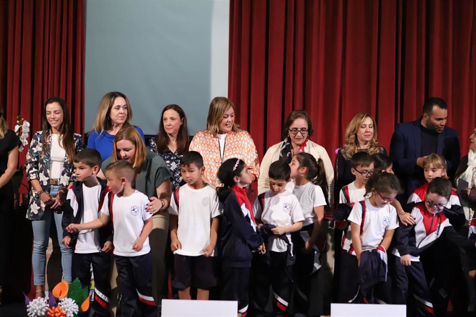 La presidenta del Parlamento de Canarias, Astrid Pérez (c), en la mesa de Igualdad del colegio Santa Teresa de Jesús
