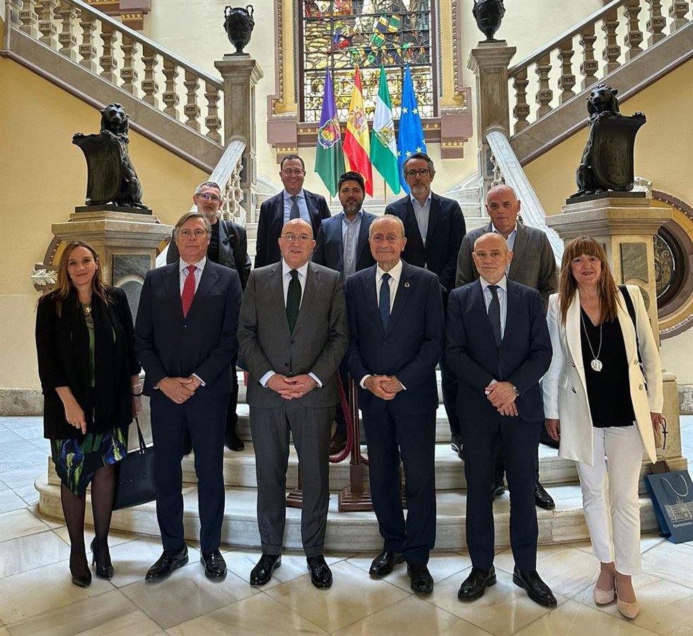 Visita del alcalde de Valladolid, Jesús Julio Carnero, y el presidente de la Cámara de Comercio, Víctor Caramanzana, al Ayuntamiento de Málaga.