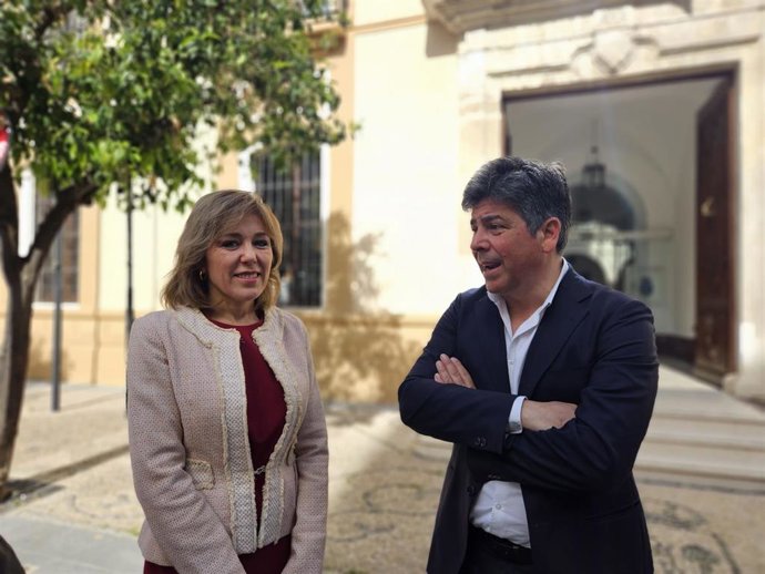 Ana Romero y Rafael Llamas ante el Ayuntamiento de Montilla.