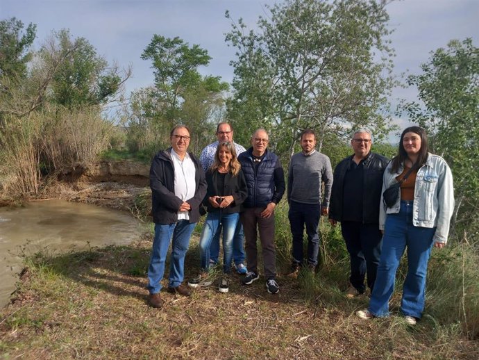 A la izda., el secretario de Alimentación de la Generalitat, Carmel Mòdol, en la visita este viernes a la zona afectada en el Baix Segre por el temporal, con la directora territorial de la Conselleria en Lleida, Dolors Vila, y otros miembros.