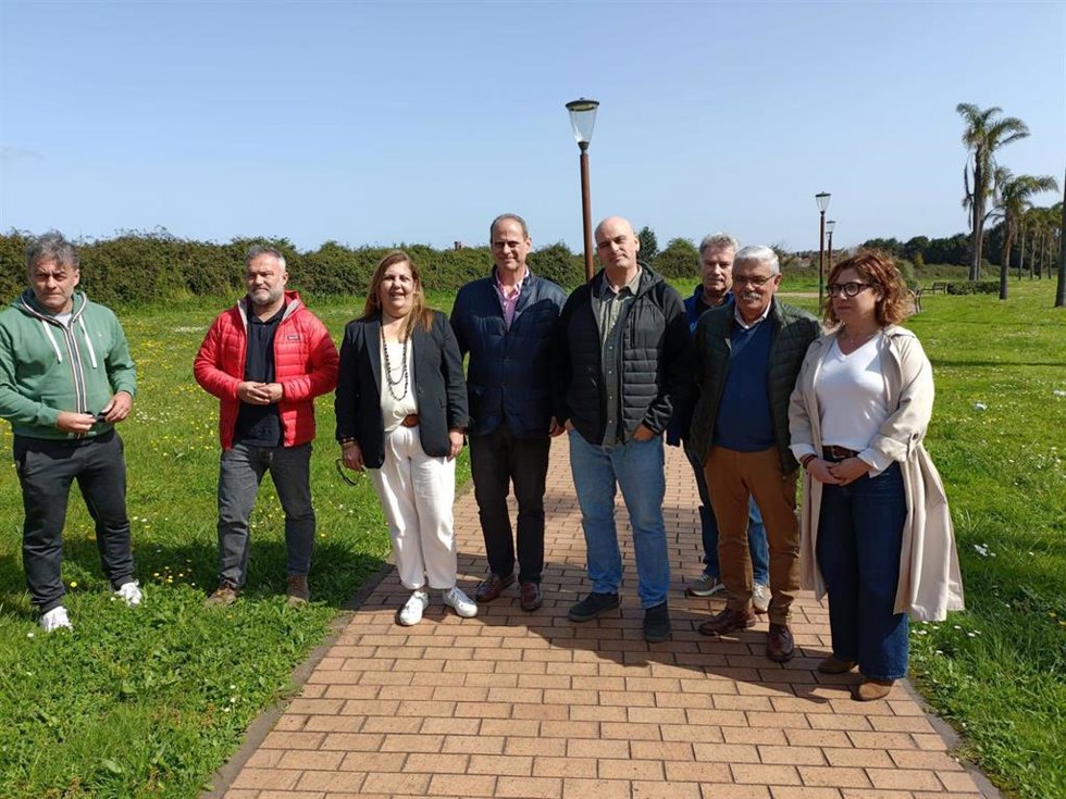 El secretario general de la Agrupación Socialista de Gijón, Monchu García, junto a los concejales del Grupo Municipal Socialista gijonés en el barrio del Lauredal (Gijón). (Archivo)