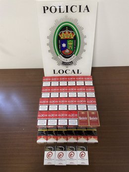 Cajetillas de tabaco ilegales intervenidas en un establecimiento de Lucena tras quejas vecinales.