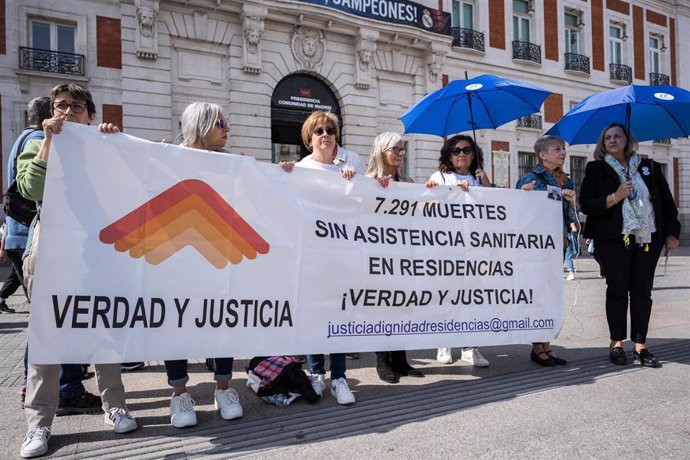 Archivo - Varias personas sostienen una pancarta durante una rueda de prensa de Verdad y Justicia en las Residencias de Madrid, a 24 de mayo de 2023, en Madrid (España). 