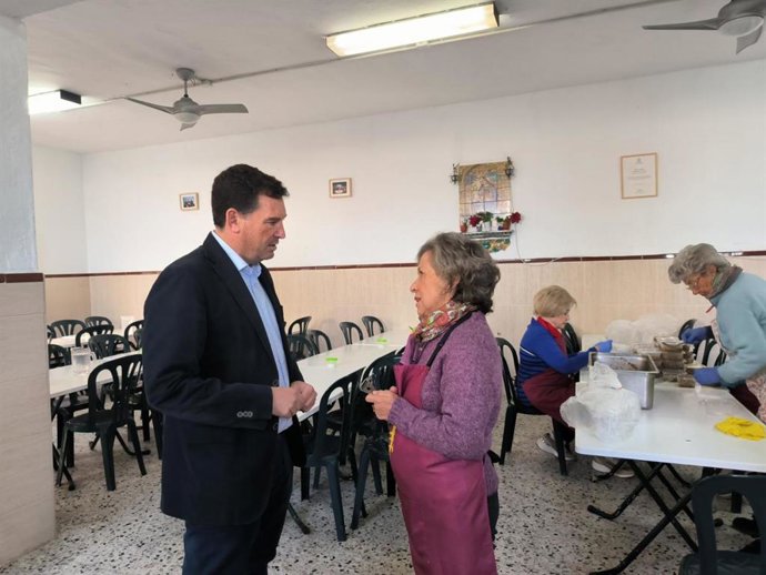 El presidente del Puerto de Huelva, Alberto Santana, y la presidenta del Comedor Social Virgen de la Cinta, Carmen Vázquez.
