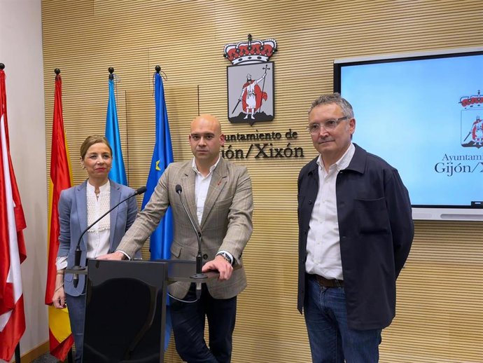 El portavoz del Gobierno local en Gijón, Jesús Martínez Salvador (Foro), en rueda de prensa en el Consistorio gijonés, acompañado del edil de Urbanismo, Gilberto Villoria, y de la edil de Servicios Sociales, Ángeles Férnández-Ahúja (PP).
