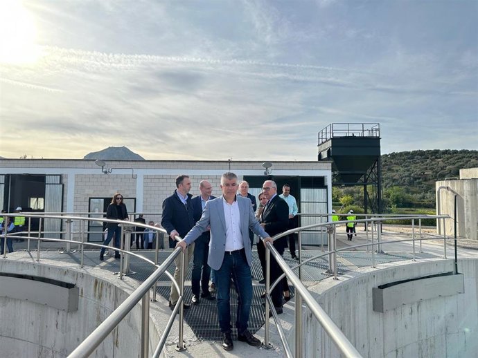 El alcalde de Martos, Emilio Torres,  durante la visita técnica a la EDAR