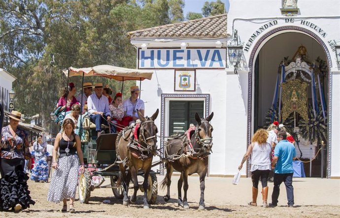 Archivo - Carro de tracción animal en El Rocío (Huelva).