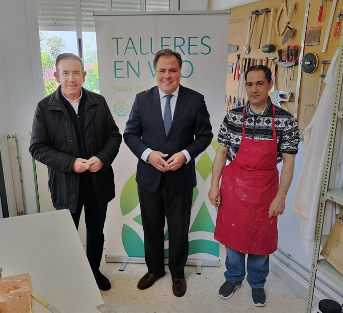 El delegado de Empleo, Empresa y Trabajo, Juan Carlos Duarte (centro), en uno de los talles en Aracena por los Días Europeos de la Artesanía.