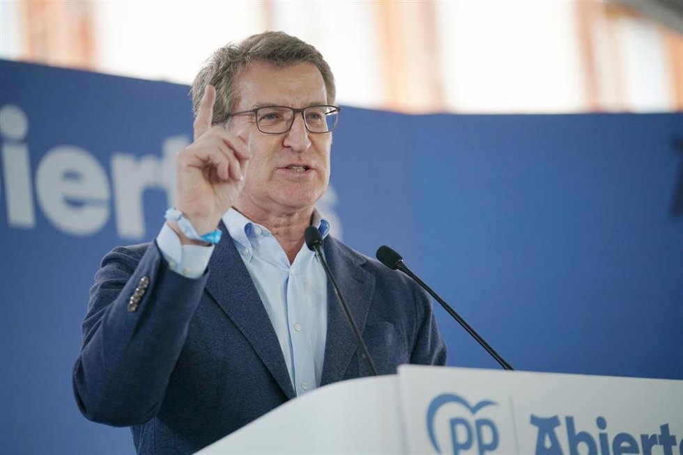El líder del PP, Alberto Núñez Feijóo, interviene durante un acto de campaña de su partido, en la Plaza de España, a 5 de abril de 2024, en Vitoria, Álava, País Vasco (España). Feijóo ha apoyado al candidato a lehendakari del PP vasco, Javier de Andrés,