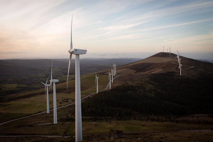 Varios aerogeneradores en el parque eólico de Vilachá, a 15 de marzo de 2024, en Lugo, Galicia.