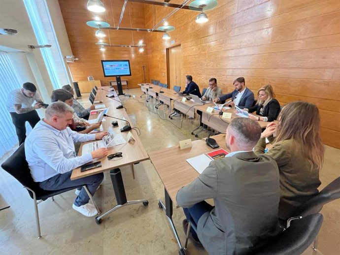 El jurado analiza las propuestas de los muralistas para 'vestir' de murcianismo los muros del Enrique Roca