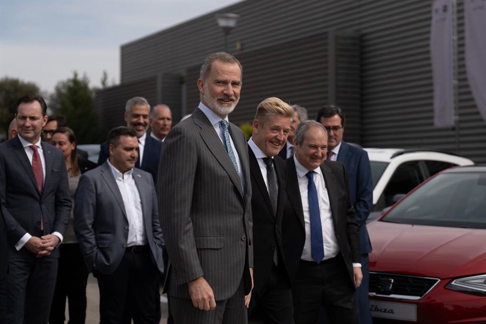 El Rey Felipe VI (c), el CEO de Seat, Wayne Griffiths (2d), y el ministro de Industria y Turismo, Jordi Hereu (d), a su llegada a la visita a las obras de la planta de ensamblaje de baterías de Seat