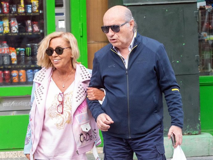 Carmen Borrego Jose Carnlos Bernal de recados por Majadahonda a 05 de Abril de 2024 en Madrid (España).