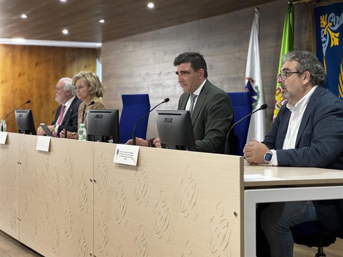 Las autoridades participantes en la inauguración de las III Jornadas de Enfermedades Raras organizadas por el Colegio Oficial de Enfermería de Jaén.