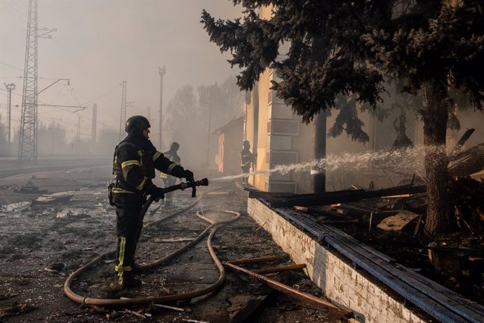 Archivo - 25 February 2024, Ukraine, Kostiantynivka: A firefighter battles the fire caused by a Russian bombing at the train station in the city of Kostiantynivka. Photo: Hector Adolfo Quintanar Perez/ZUMA Press Wire/dpa