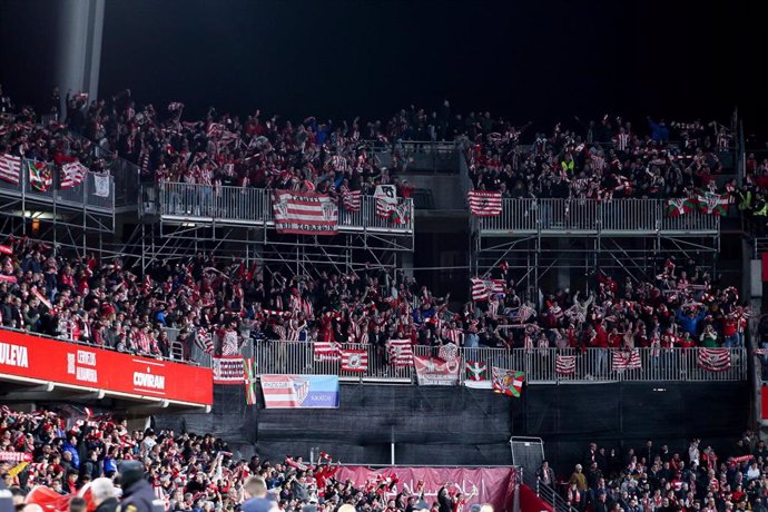 Archivo - Afición del Athletic Club en Granada