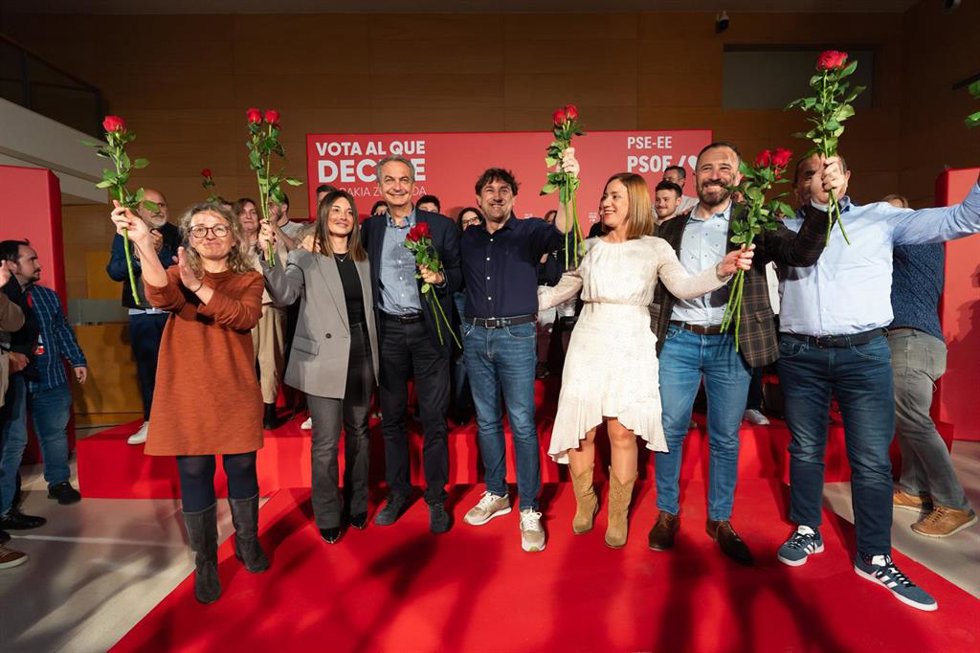 El expresidente del Gobierno José Luis Rodríguez Zaopatero en un mitin en Irun (Gipuzkoa), junto al candidato a lehendakari del PSE-EE, Eneko Andueza y otros candidatos socialistas