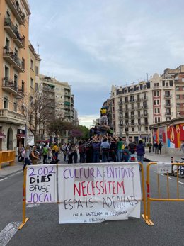 Los 'castellers' de la Esquerra de l'Eixample de Barcelona cortan la calle Entena frente a La Model durante su ensayo para reclamar un local un local donde "poder hacer los ensayos de manera segura y ordenada".
