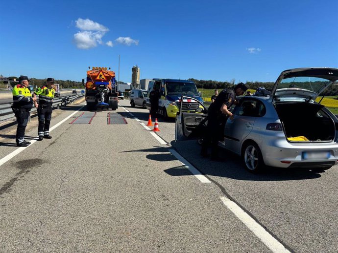 Control de Trànsit y los Mossos d'Esquadra en la C-35 a la altura de Llagostera (Girona)